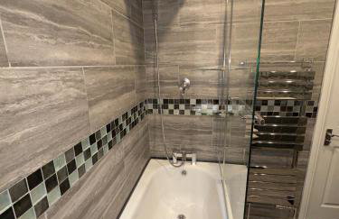 Luxxe House with Hot tub and Pool table - Photo 22