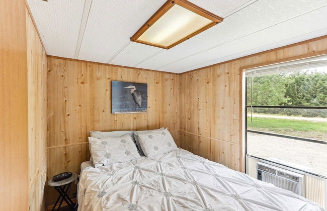 Cabin 10~ Cozy Toronto Lake Cabin ~ Walk To The Water 1 Bedroom Cabin by RedAwning - Photo 2