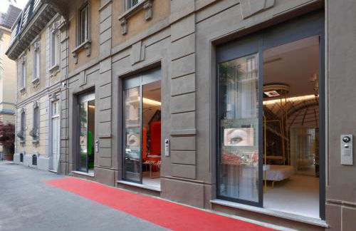 Town Suites - Photo 2