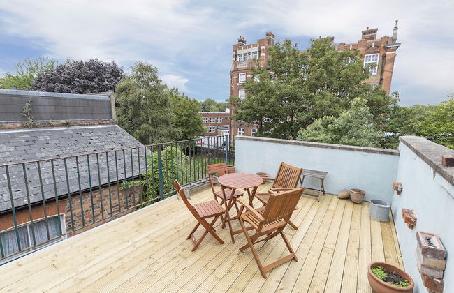JOIVY Charming 3 bed house with a rooftop terrace - Photo 21