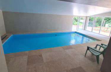 Gîte Le Puy Martineau piscine privée intérieure chauffée terrain arboré à 10 min du Puy du Fo - Foto 26