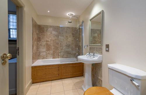 Exceptional Grade II Listed Church Conversion - Foto 16