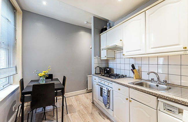 Stylish City Retreat - Photo 11