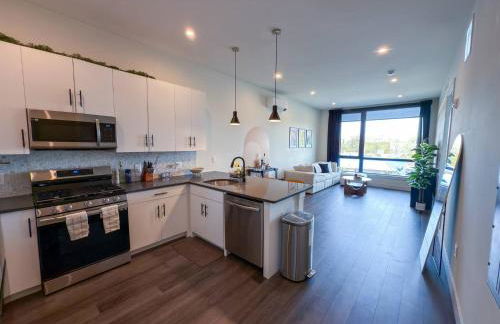 Luxury Stay Near NYC | Full Access to Amenities - Photo 28