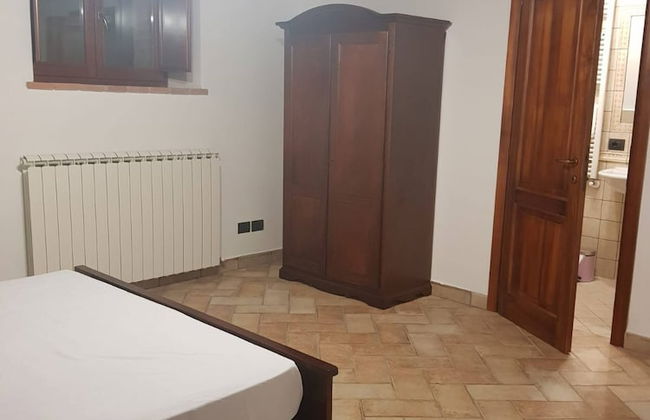 Portion of a Farmhouse With 30 Beds - 4 Apartments and 2 Rooms - Foto 2