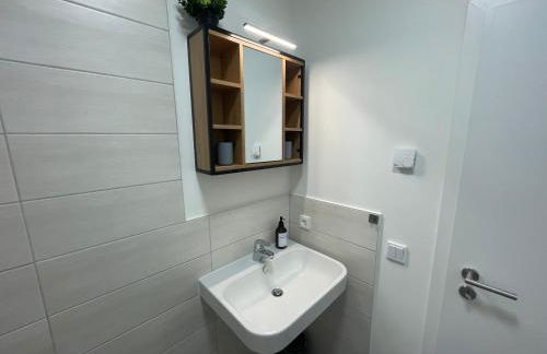 Vorstadtoase für 3 - Queensize-Bett, Schlafcouch, Parkplatz & Netflix - Nähe BER - Foto 8