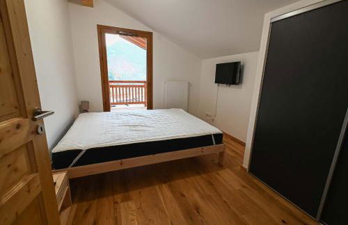 Dans résidence neuve LE SNOW ROC sur les pistes, appartement 8 personnes 2 chambres et coin montagne avec Terrasse WIFI et SAUNA - Photo 8