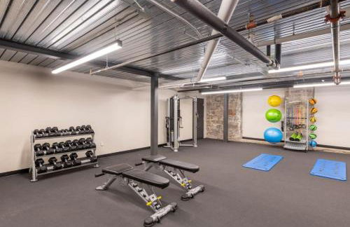 Spacious Luxury 2BR Apt Near Fiserv with Parking - Foto 18