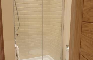 London Luxury Apartments 3 Bedroom Sleeps 8 with 3 Bathrooms 5 mins Walk to tube station free parking - Foto 16