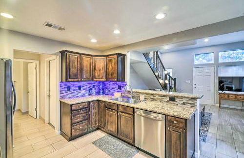 Contemporary Vegas Townhome with Community Pool - Foto 10