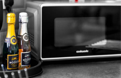 Stylish Apartment - High Speed Internet & Free Netflix - Near City Centre - 2MR - Foto 31