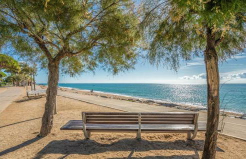 Gorgeous Apartment In Pineda De Mar - Photo 14