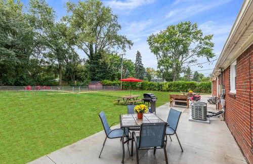 Warm & Comfy 2BR, Huge Backyard, Great Location! - Photo 44