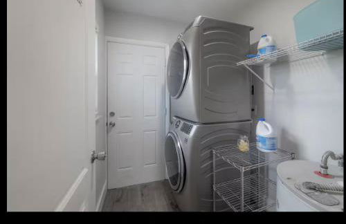 Central Perk Retreat | Heated Pool + Zoo 1 Block! - Foto 35