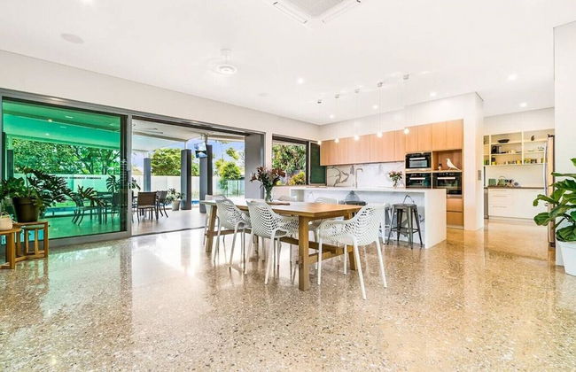 ZENLUX - 5BR Holiday Home with Pool - Foto 3