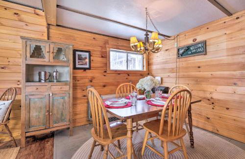 8 Mi to Saddleback Ski Area Cabin with Fire Pit - Foto 8