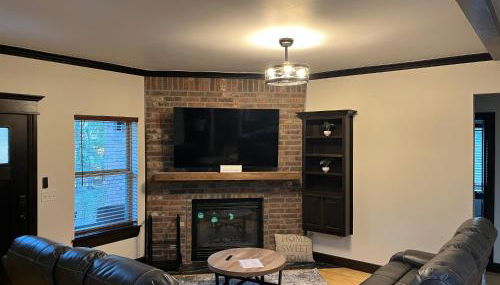 Deer Lake Cabin 3 bd Room NEWLY BUILT with Fireplace Hot Tub and EV Charger - Foto 2