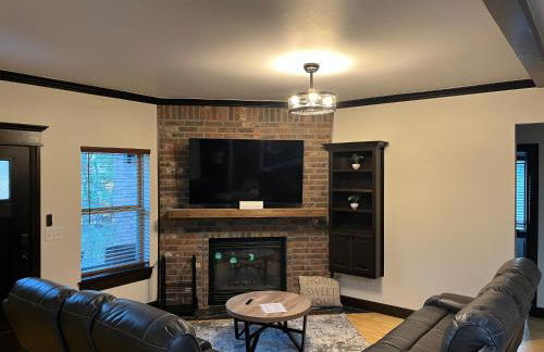 Deer Lake Cabin 3 bd Room NEWLY BUILT with Fireplace Hot Tub and EV Charger - Foto 2