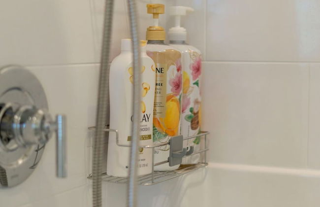 Luxurious Ontario Townhouse Ideal Family Retreat - Photo 36