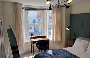 Stylish 1 Bedroom Flat in Heart of Cowes - Photo 2