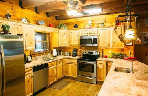 Charming Log Cabin Rental for a Group Getaway in Shenandoah, Virginia - Photo 21