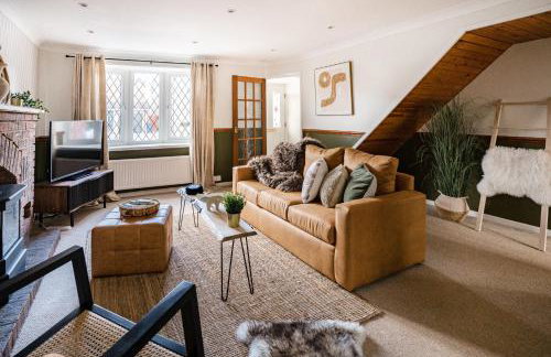 Sleeps 8-10 Cotswold Home with Hot Tub & Parking - Foto 6