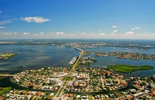 Walkable to Beach, Restaurants, Entertainment! - Photo 40