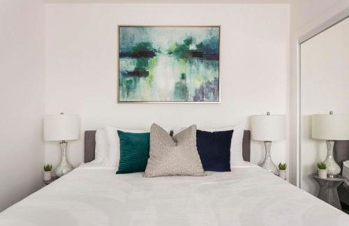 Enjoy Stylish 4BR Townhouse Sleeps 8 with Wi-Fi - Foto 20