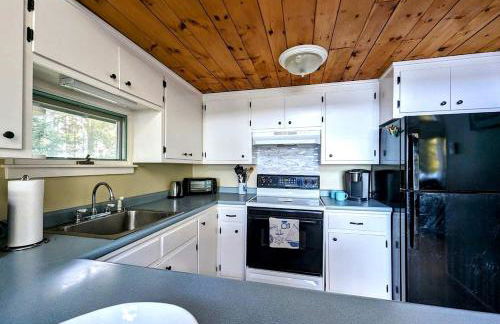 Oceanfront Cottage with Fire Pit & Direct Water Access Near Acadia National Park in Hancock, Maine - Foto 10