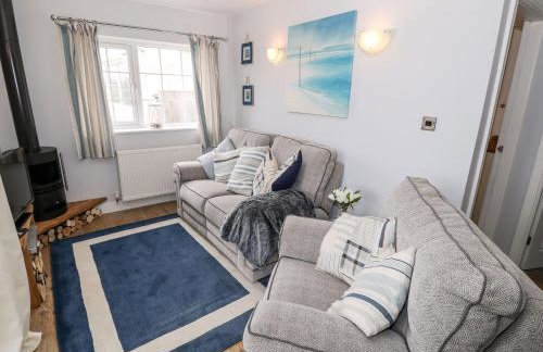 Ty Bach, 1 bedroom home with hot tub and views - Photo 10