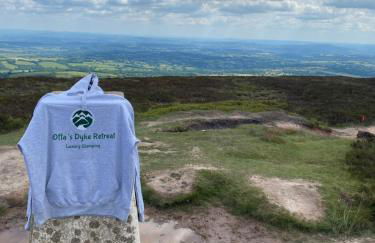 Stunning railway carriage with private hot tub - Photo 12