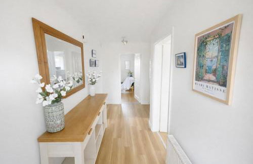 NEW! Large 4BR home by Shirestone Property, Driveway Parking, Near M40, Wifi - Photo 3