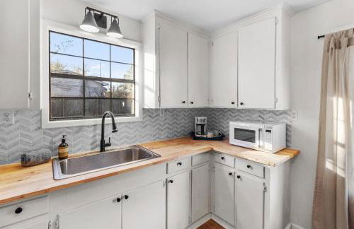 Southern Magnolia House with Porch Swing - Foto 11