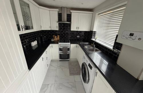 Spacious Modern 3 Bed Home Near Batley Train Station with Free Parking - Foto 18