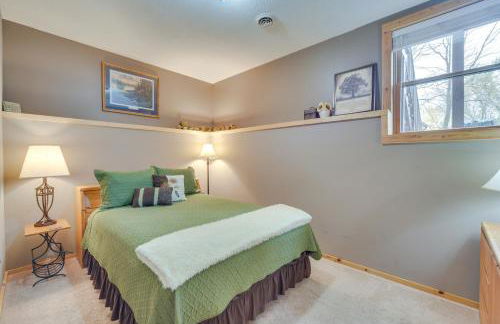 Modern Log Cabin with Rec Room, Steps to Lake! - Foto 25