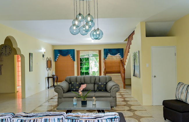 Champagne Villa - Photo 2