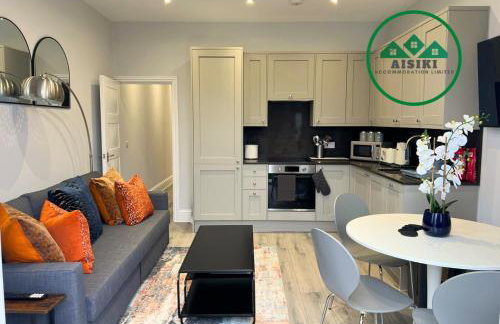 Aisiki Stays Apartments at Enfield, Airconditioned & Pet Friendly, Ground Floor, 3-Bedroom & 2-Bathroom Flat, King or Twin Beds with Garden, Free Wi-Fi and Parking Space - Foto 5