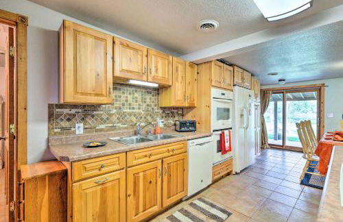 Family Home with Hot Tub - Walk to Johnson Lake! - Foto 7