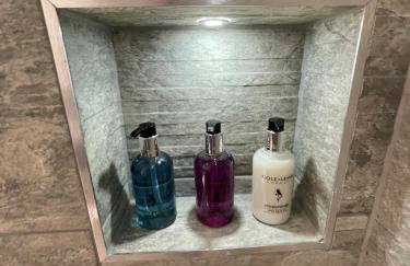 The Jungle Apartment - by Coastline Retreats - Jungle Themed Garden Apartment - Outdoor Bath - Next to Seafront - Childrens Toys - Superfast Wifi - Netflix - Disney - Foto 10