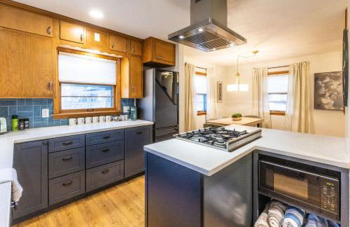 Family Retreat with Hot Tub, Game Room & Prime Location - Foto 3