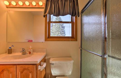 Cozy Riverfront Home with Fire Pit in Houghton Lake! - Foto 14