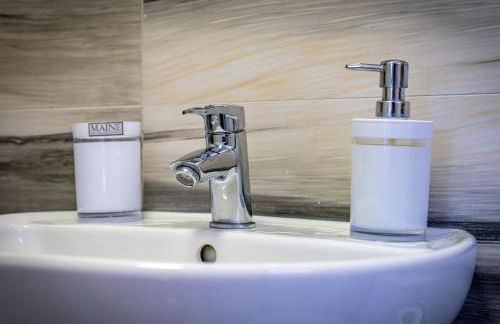 New large townhouse 3 bedrooms 4 beds and parking - Foto 18