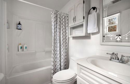 Cozy cabin w hot tub, fire pit & pet-friendly - Foto 30