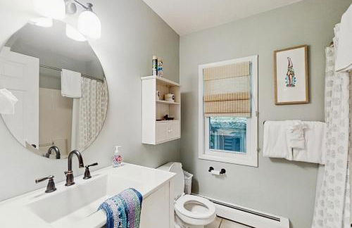 Steps to Crystal Lake! Group Getaway with Hot Tub - Foto 22