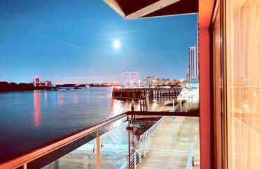 Amazing River view 2 bedroom apartment, sleeps 6, balcony and parking - Foto 53