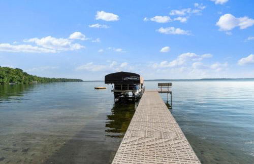 Sandy Beach Family Getaway with Fire Pit and Deck! - Foto 40