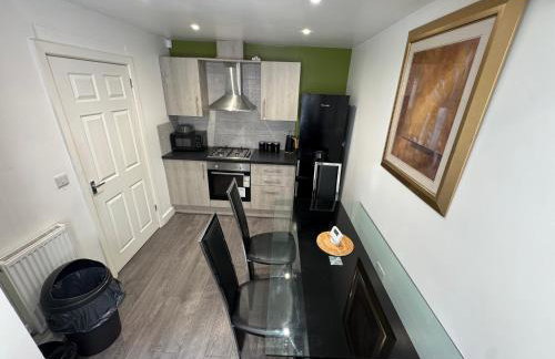 Modern 3- Bed Holiday Home - Private Parking Sleeps 10- 2 Min M62 - Foto 11