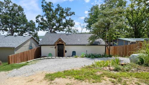 Pet-Friendly Lakefront Home in a Quiet Cove w/ Netflix, Outdoor Seating, Boat Slip - Foto 2, Garden view