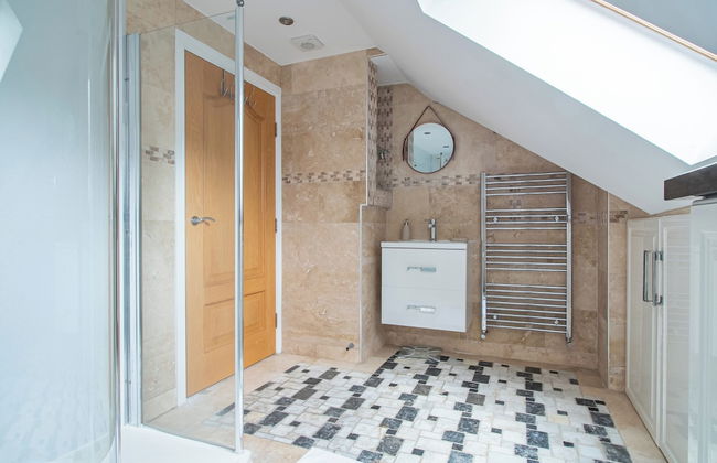 Luxurious Sheffield Villa With Stunning Views - Photo 9