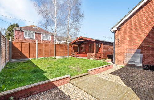 Detached House in Ashford with Free Parking and Hot Tub - Sleeps 10 - Foto 18